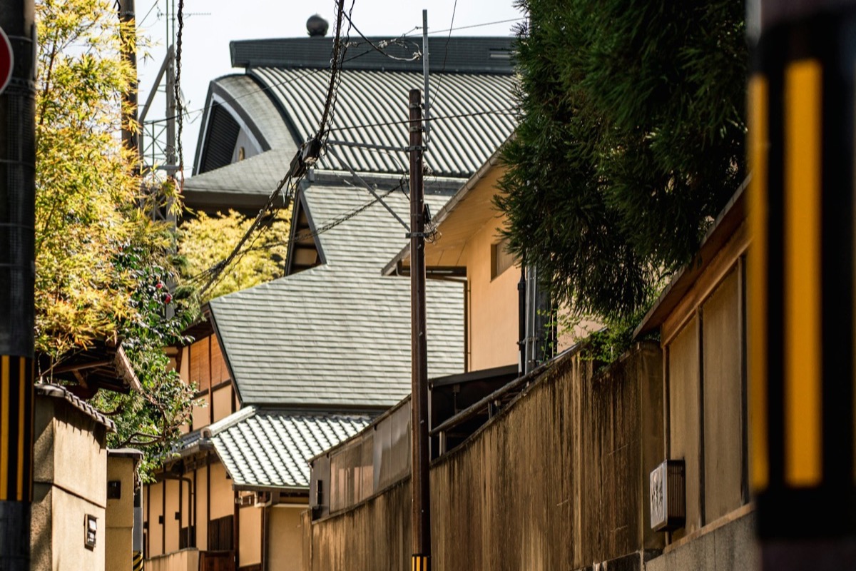 両側を住宅の塀に挟まれた幅の狭い住宅街の道路。幅員4メートル未満の2項道路ではセットバックが必要になる