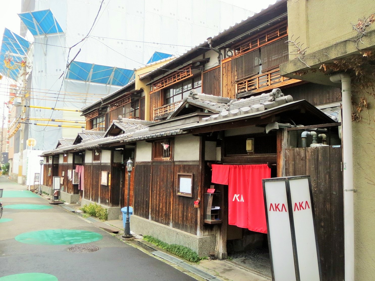 大阪市阿倍野区にある登録有形文化財の寺西家阿倍野長屋。木造二階建ての長屋が連なる外観