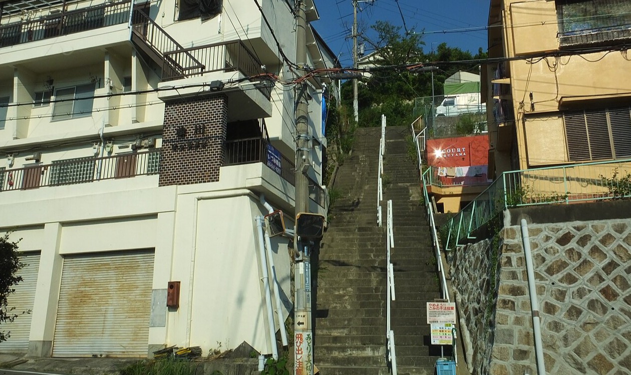 斜面に建つ築古の木造アパート　立退き交渉と解体を前提にすると売却まで1年以上かかることがある