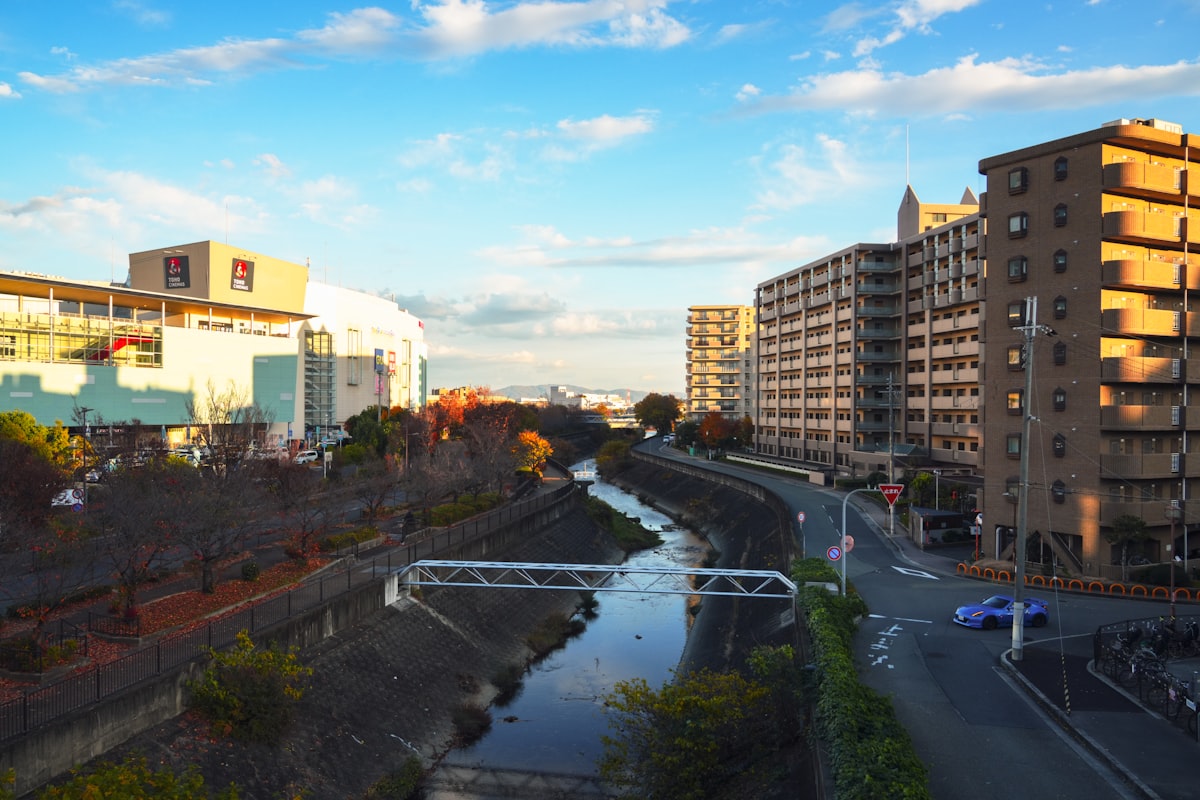 大阪市内の川沿いに建ち並ぶ大型マンション群。都市部の賃貸需要を支える住宅街の様子