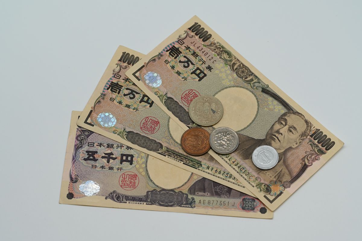 日本円の紙幣と硬貨。代償分割では代償金の原資を取得する相続人が自分で用意する必要がある