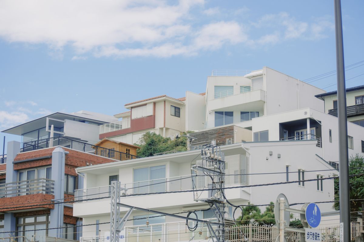 傾斜地に建ち並ぶ住宅街の様子。土砂災害警戒区域に指定されるケースが多い