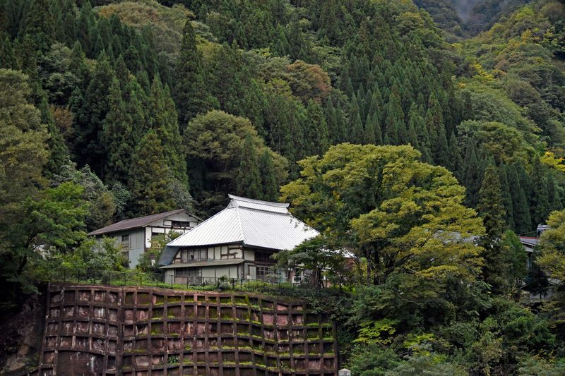 古い住宅が立ち並ぶ急傾斜地。土砂災害リスクが高い山間部の住宅街