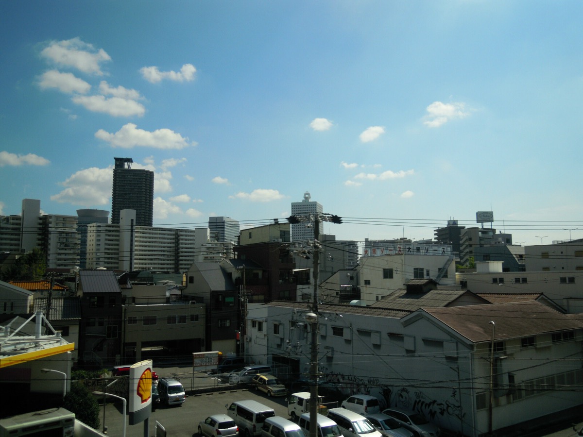 大阪市福島区玉川付近の街並み。中層マンションと低層の住宅・倉庫が混在している