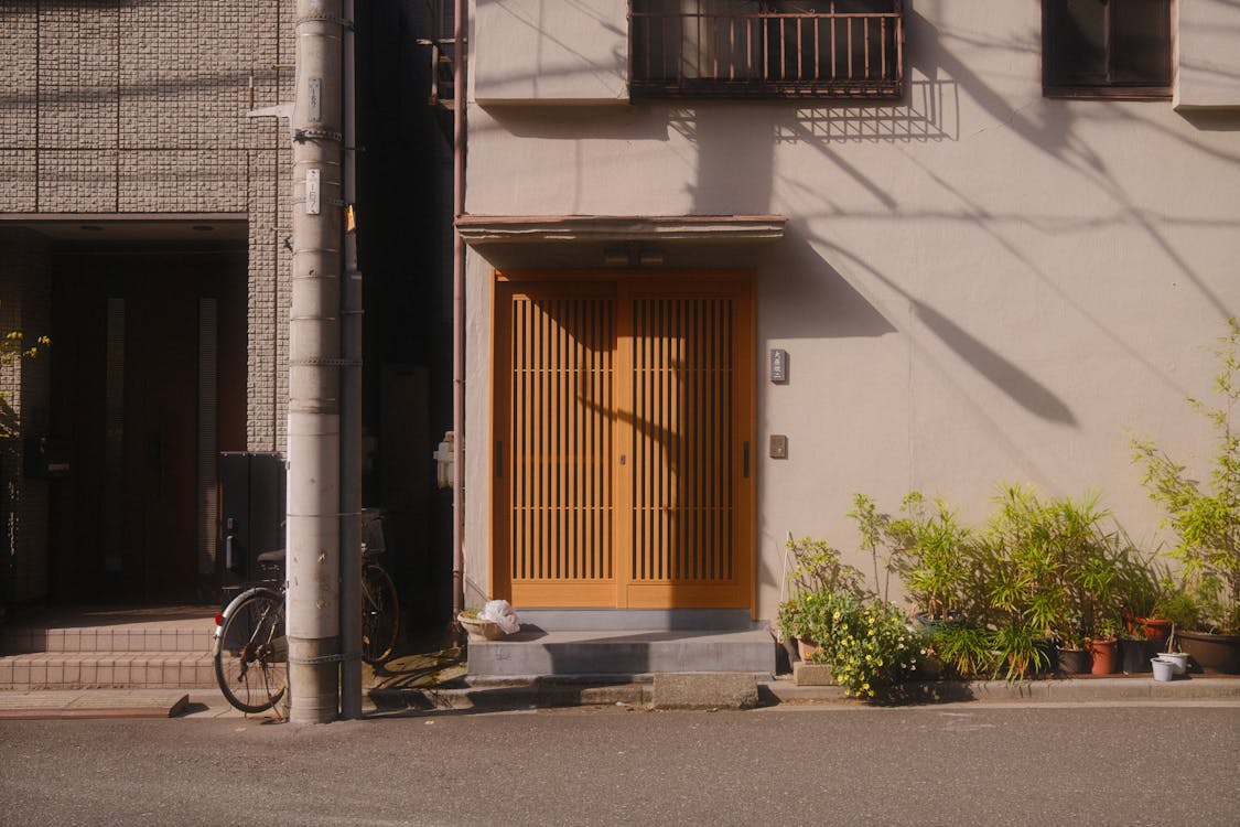 旗竿地のある日本の住宅街の入口路地
