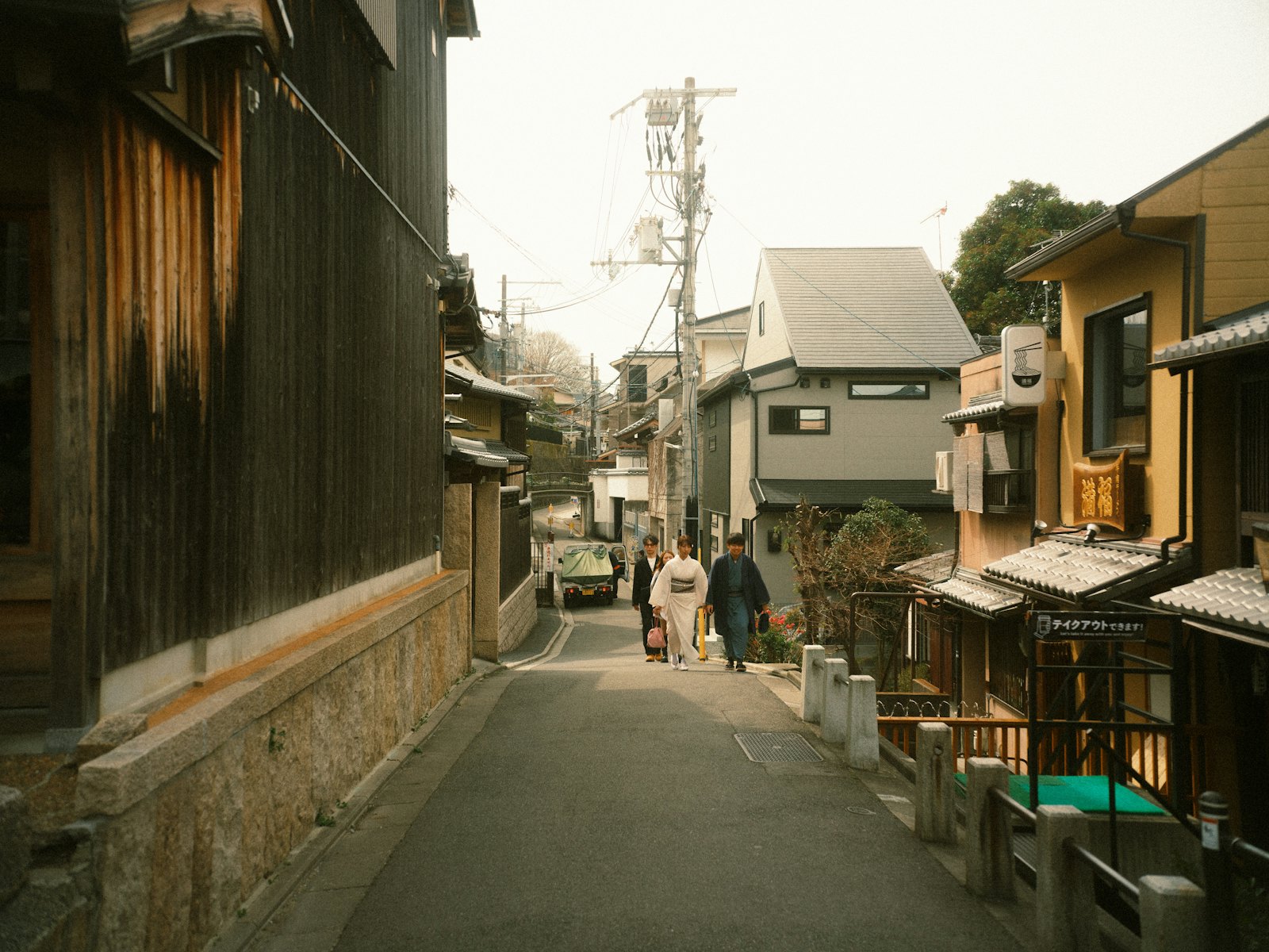 両側を住宅に挟まれた旗竿地の狭い路地状部分