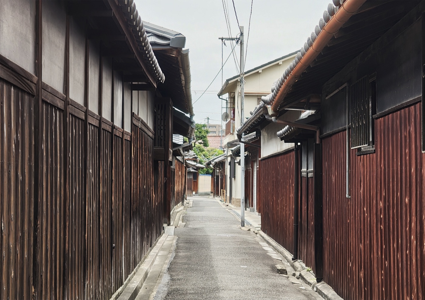大阪市平野区喜連の屋敷小路。両側を古い木造家屋に挟まれた幅の狭い道