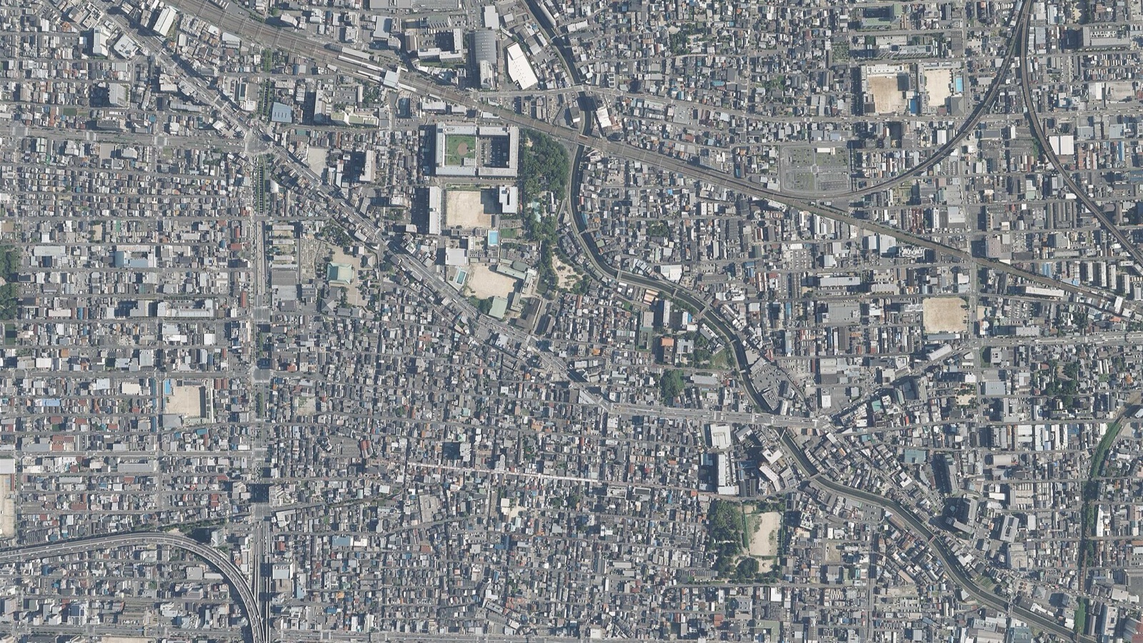 大阪市平野区の中心部を上空から見た航空写真。低層の住宅が密集し細い道路が入り組んでいる