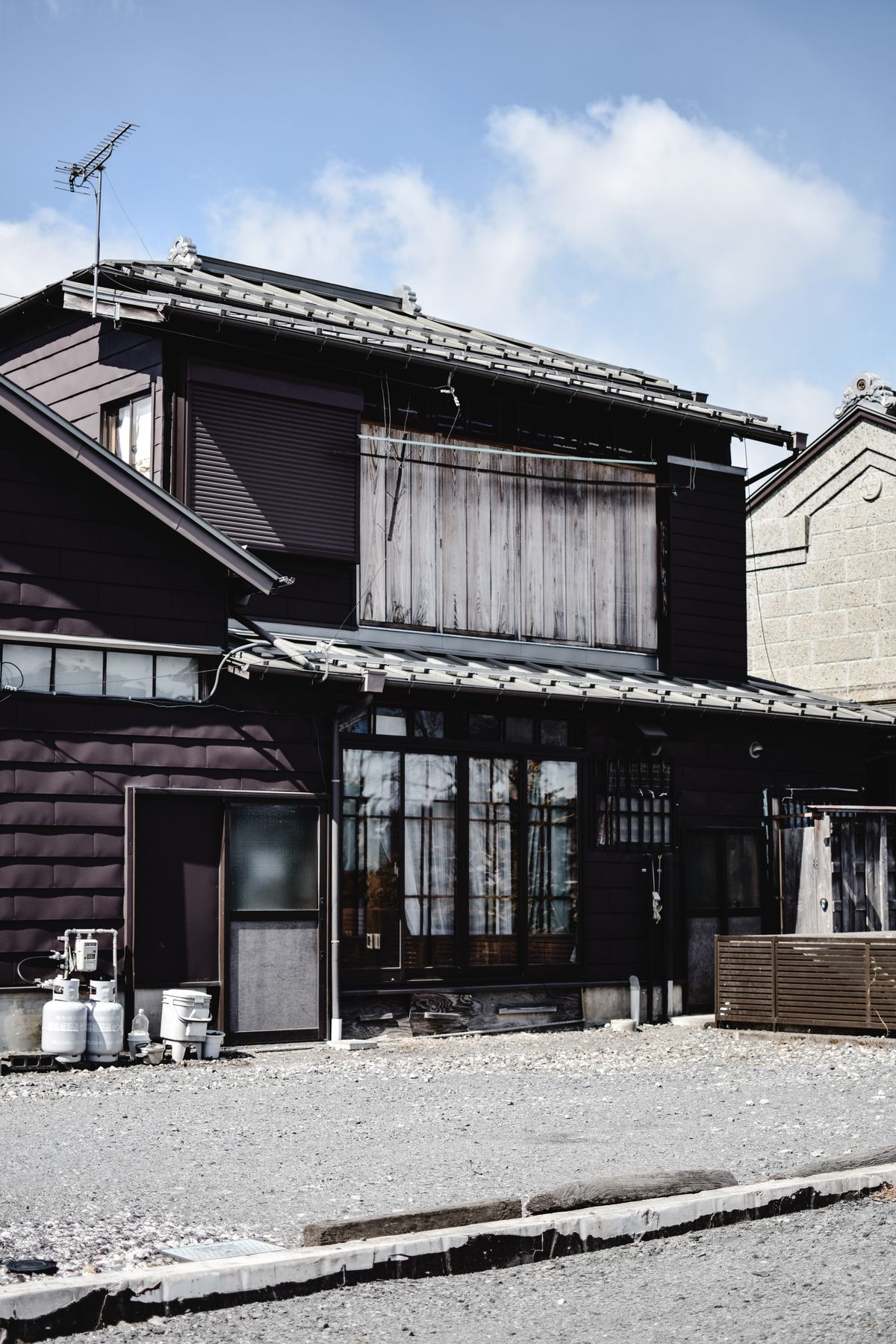 無届増改築・違反建築の古い家のイメージ　伝統的な木造建築の外観