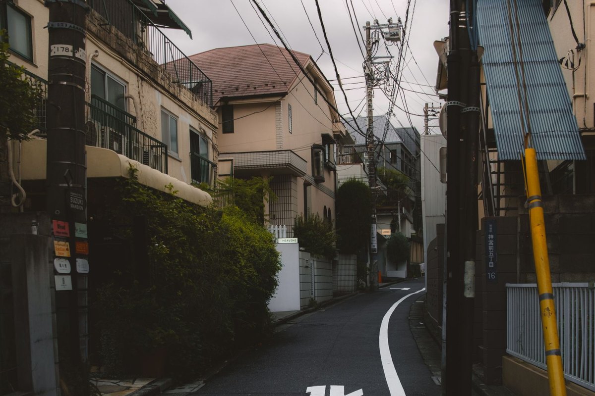 住宅が密集した日本の住宅街の路地。相続した実家が建つ古い街並み