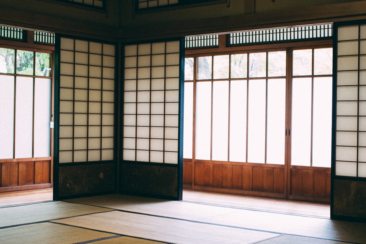 誰も住まなくなった実家の和室。障子と畳の座敷に家具はなく、実家を手放すか迷う人が最初に向き合う場所