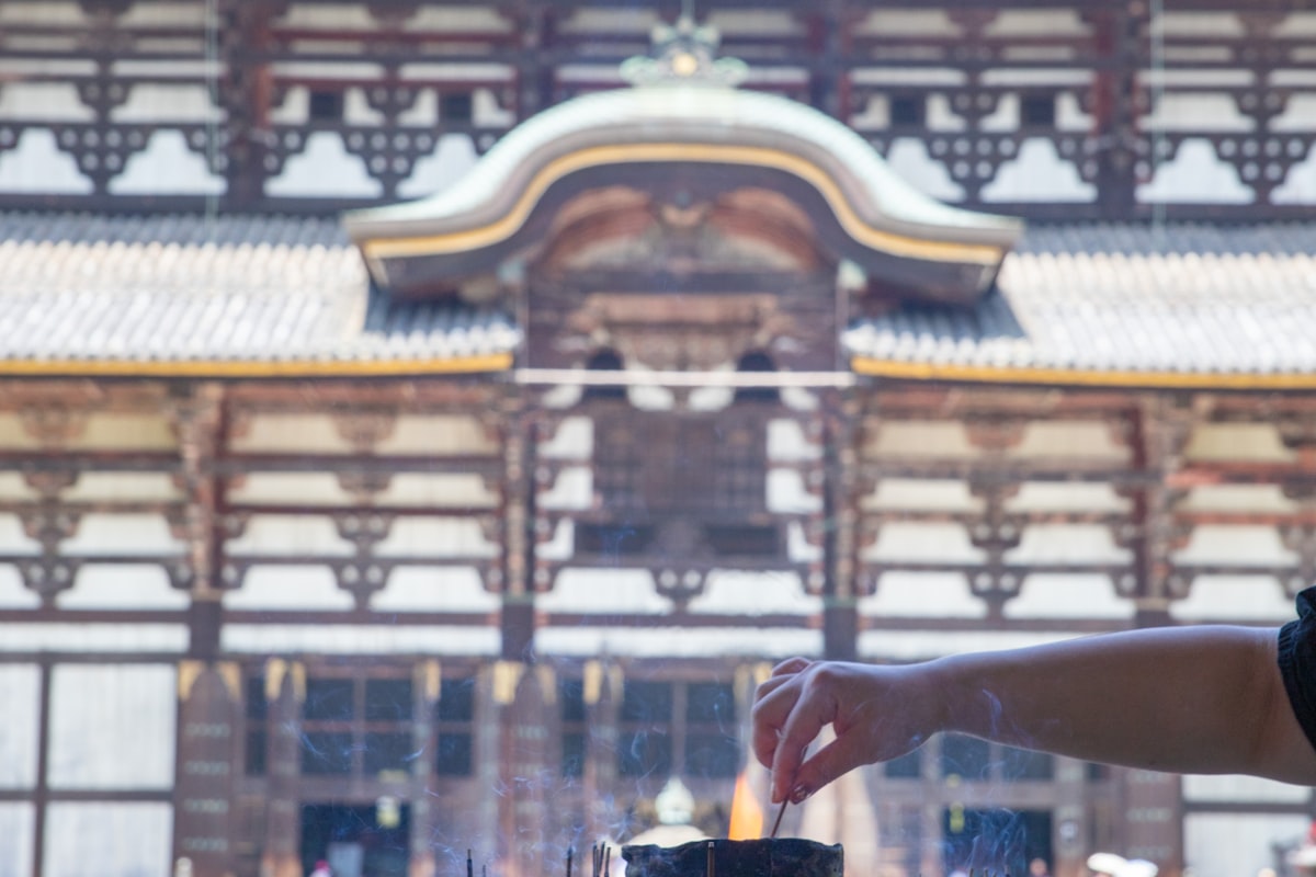 寺院の香炉に線香をあげる手。実家を手放す前の閉眼供養やお焚き上げは菩提寺への相談から始まる