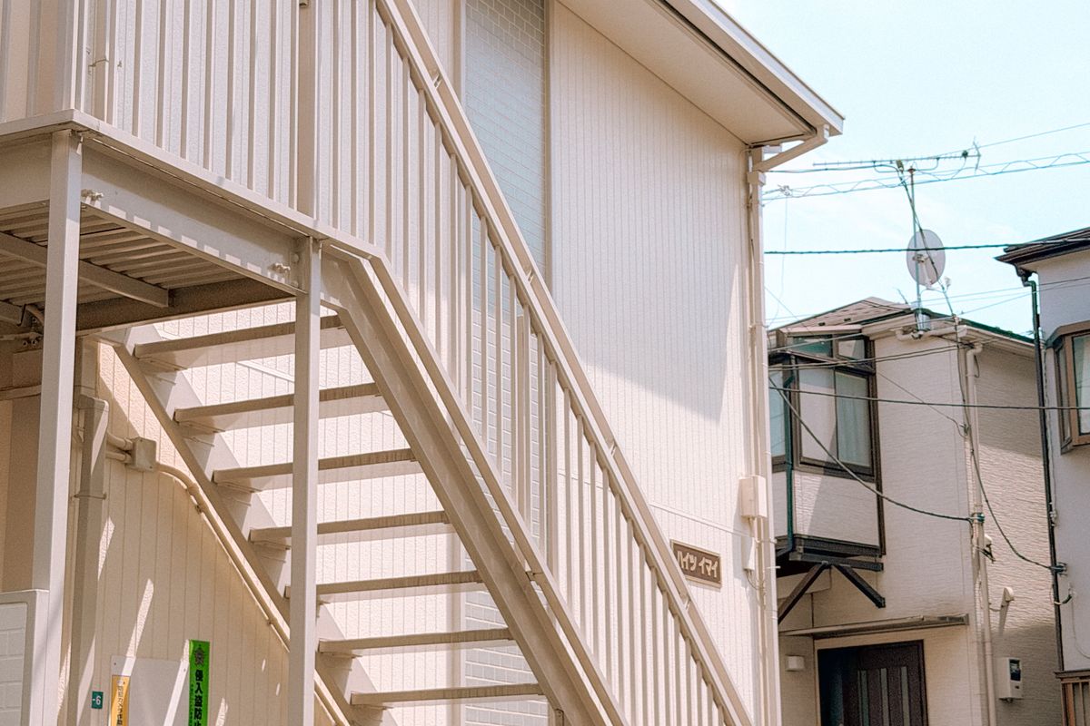 木造2階建てアパートの外階段。一棟アパートの査定は各住戸の家賃と空室期間の積み上げで決まる