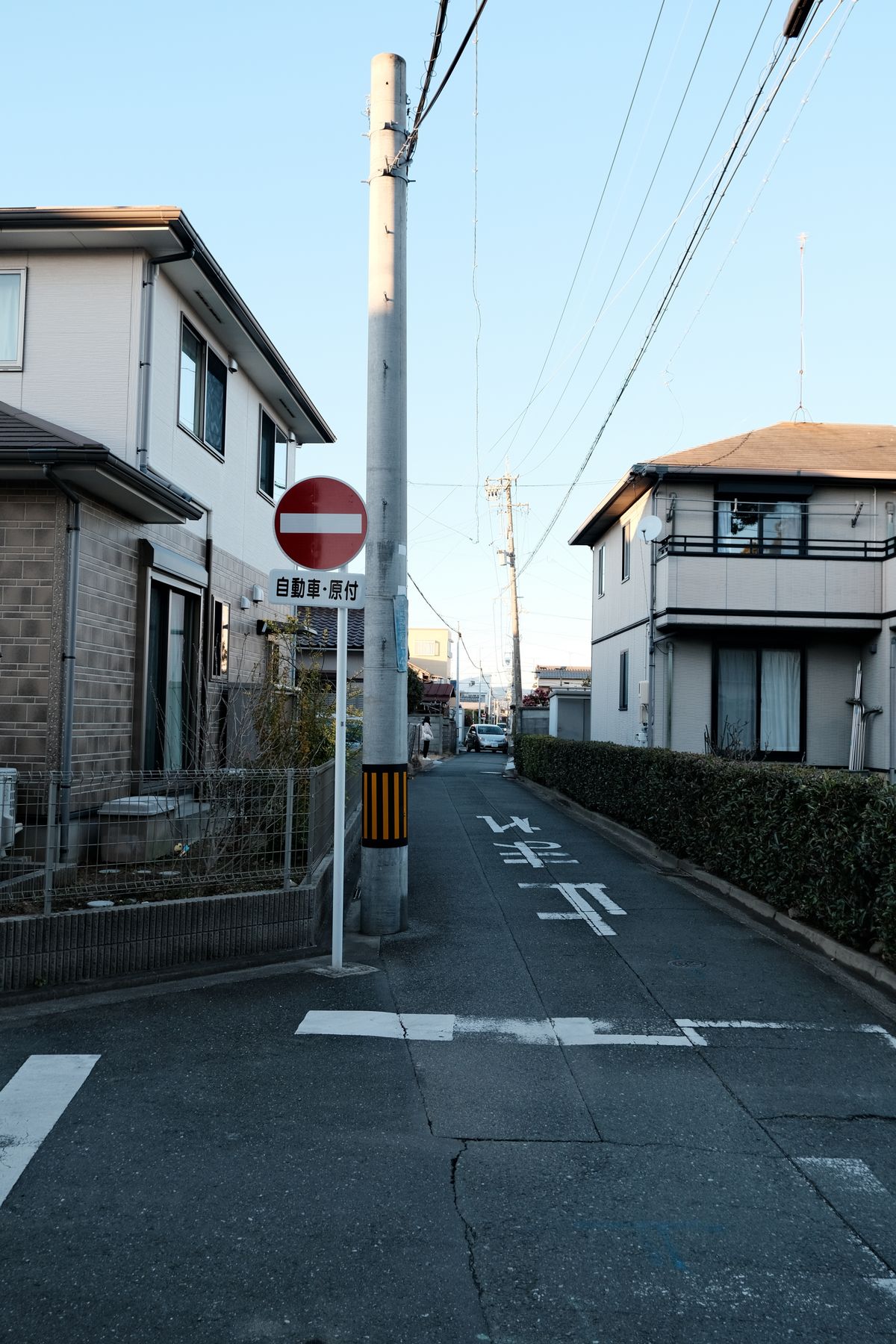 住宅街の狭い一方通行の道路。接道条件が価格を左右する