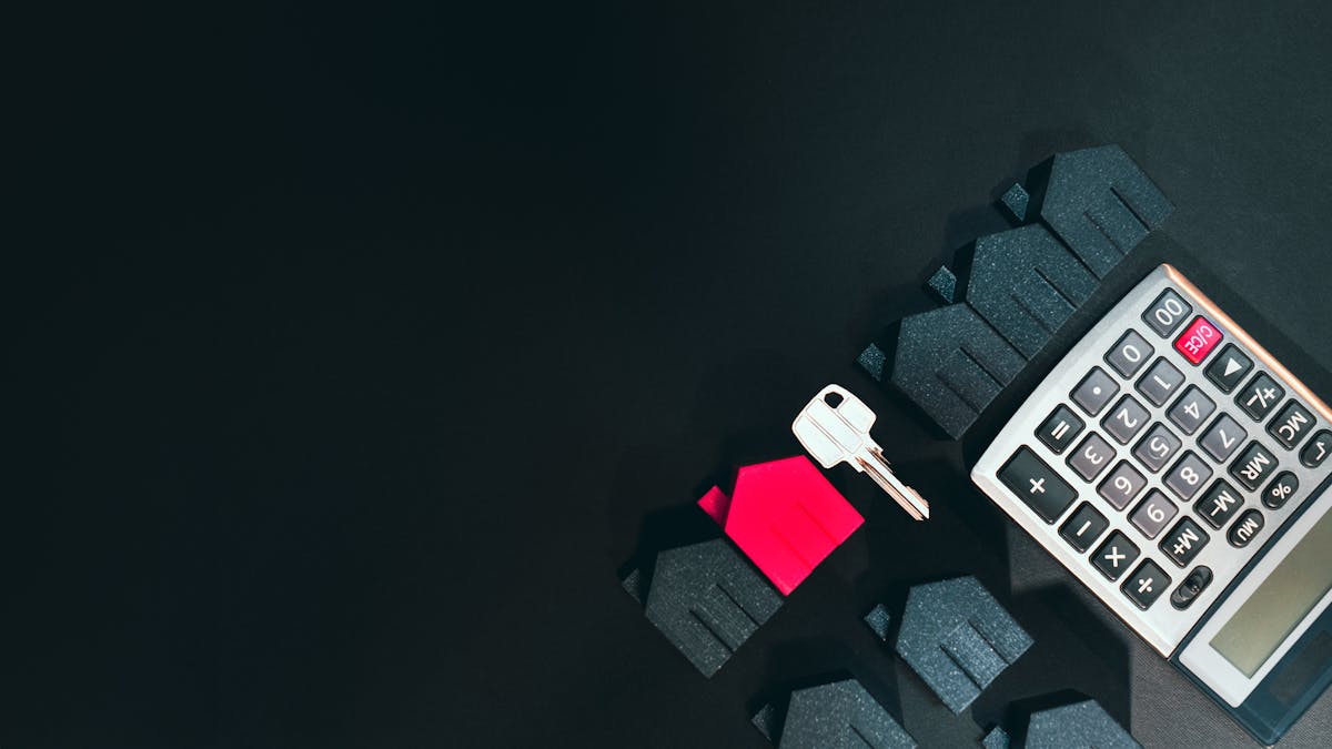 不動産の鍵と電卓　買取と仲介の比較イメージ