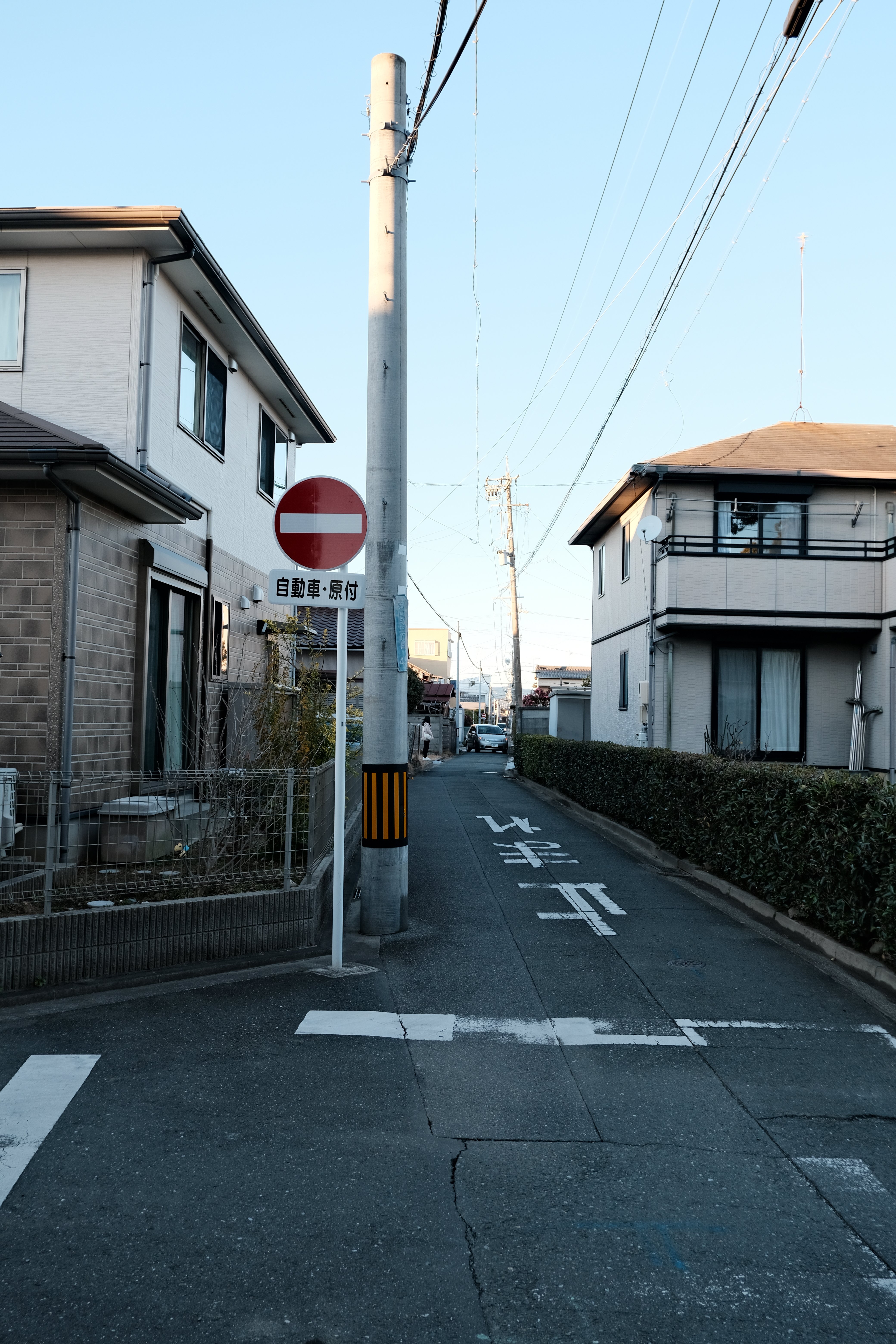 日本の古い住宅街の路地。築年数が古く建蔽率・容積率の基準が現在と異なる時代に建てられた建物が多い
