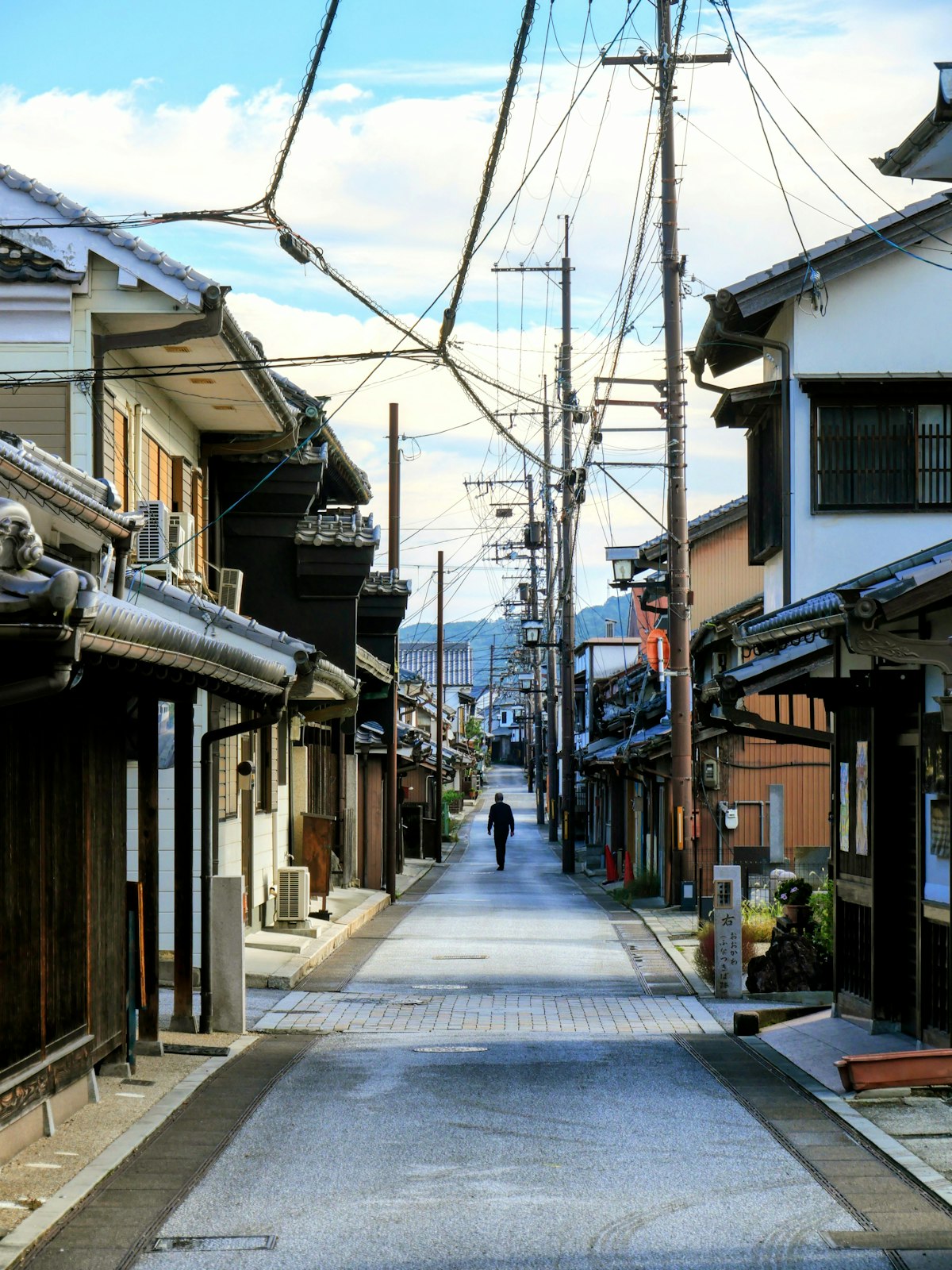 幅の狭い道路に古い住宅が並ぶ町並み