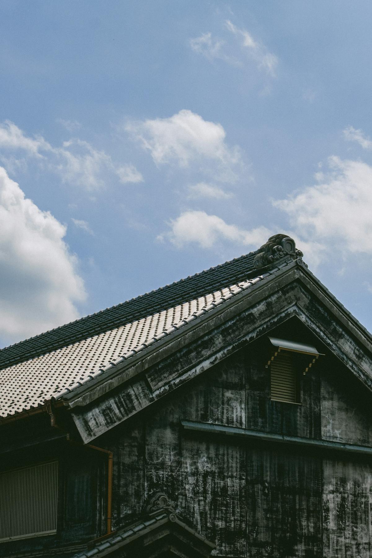 老朽化した空き家の外観。特定空き家に指定されると固定資産税が最大6倍になるリスクがある
