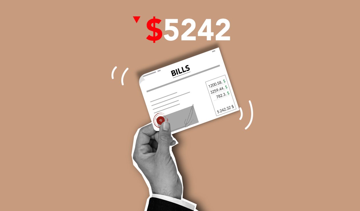 固定資産税の年間コスト計算。電卓と書類で維持費と買取価格を比較するシミュレーション