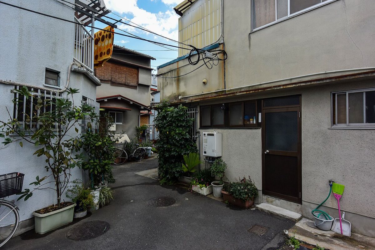 大阪市内の狭い路地に面した木造住宅。接道が取れない敷地は再建築不可となり、仲介で買主の住宅ローンが付きにくくなります