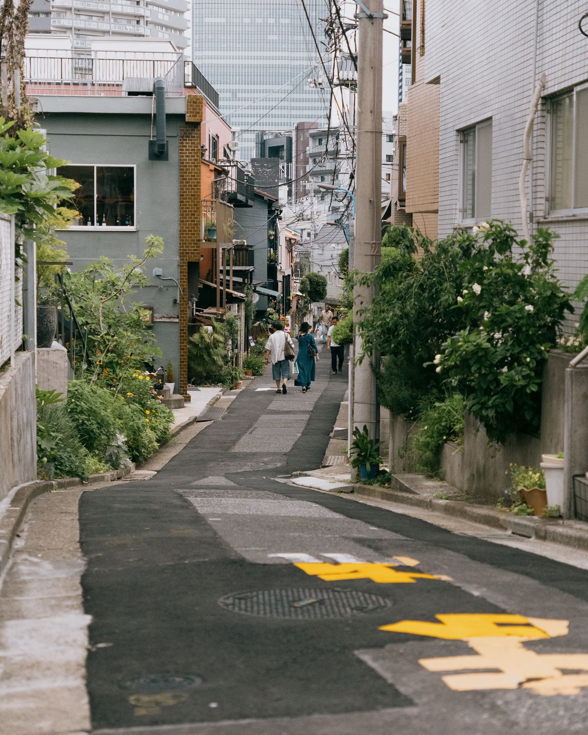 住宅にはさまれた細い生活道路。私道の持分が移転できないと通行・掘削・再建築のすべてに影響する