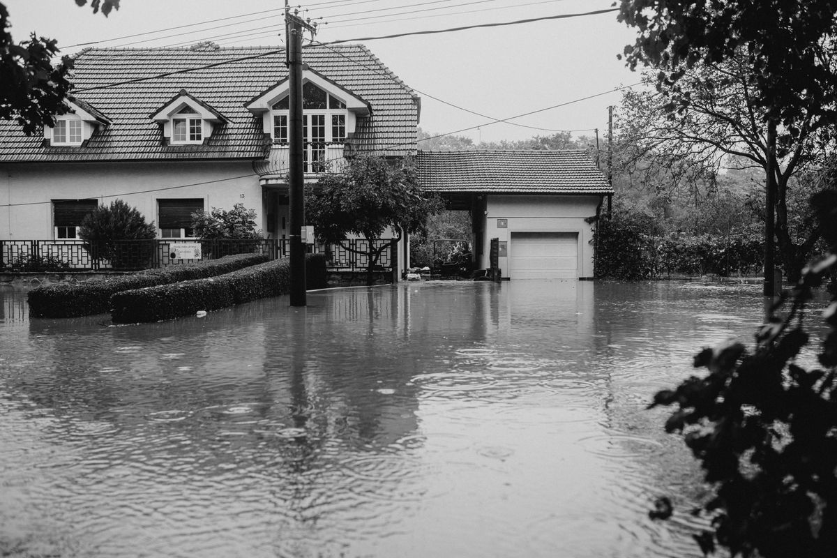 浸水被害を受けた住宅街。洪水浸水想定区域に指定される河川沿いや低地の物件は一般仲介では売れにくい