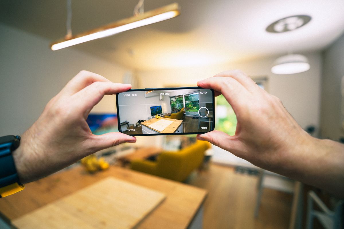 スマートフォンでマンションの室内を撮影している様子。内覧の代わりになる写真と動画を準備するイメージ