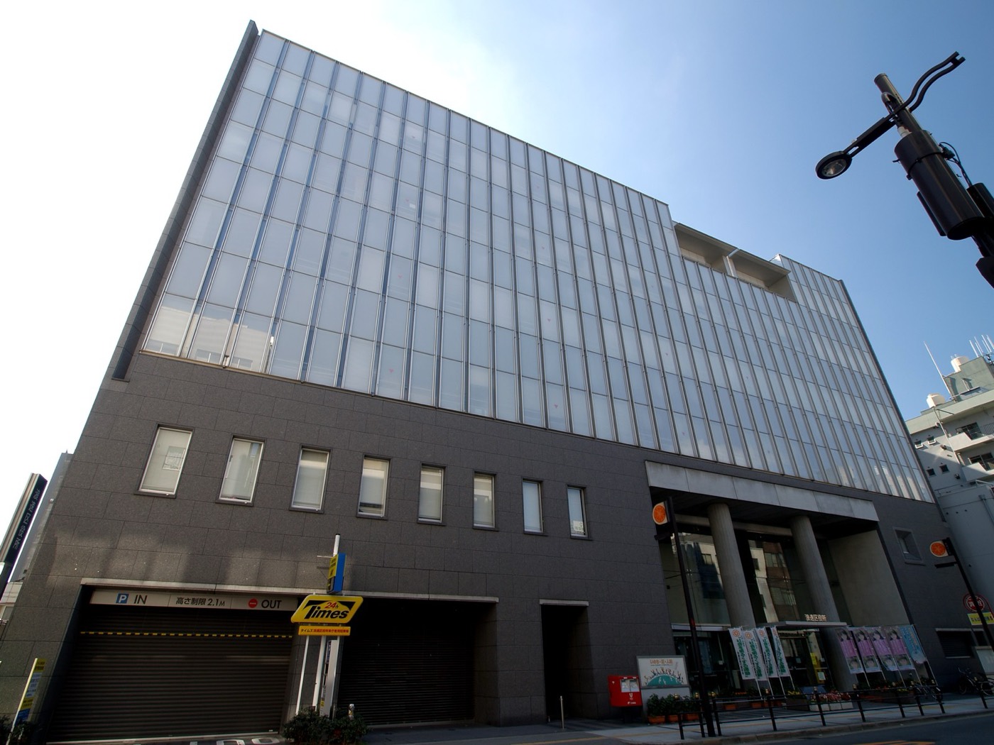 大阪市浪速区役所の外観。空き家の相談や証明書の取得で訪れる窓口