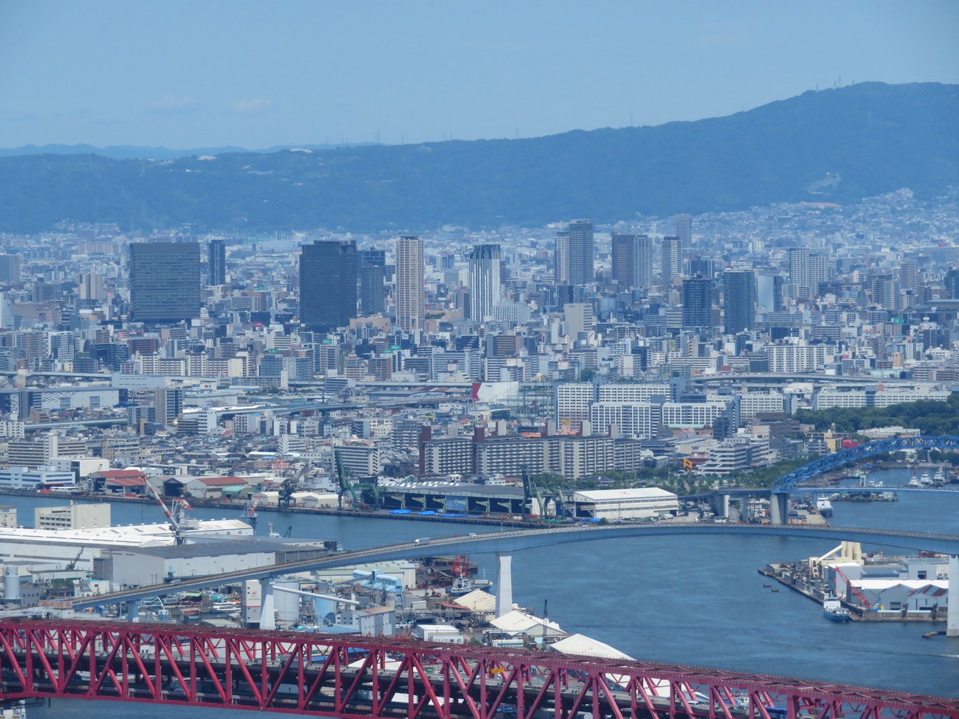大阪市浪速区の難波周辺に建ち並ぶ高層マンションとビル群。浪速区の不動産売却価格を左右する市街地の様子
