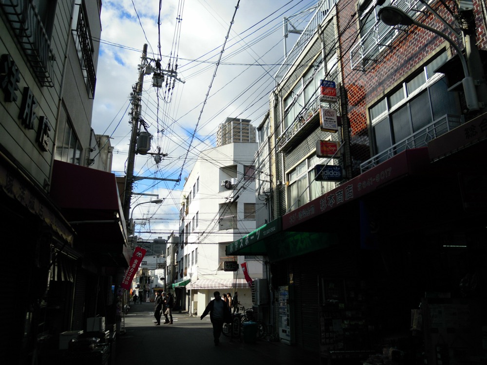 大阪市浪速区日本橋周辺の街並み。中低層ビルとマンションが混在する浪速区の市街地