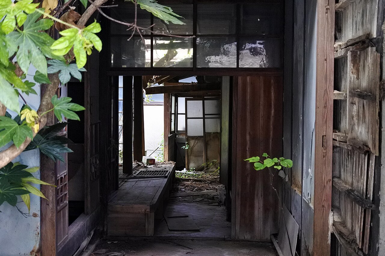 家財や建具が残ったままの空き家の土間　残置物を処分せず現況のまま引き渡す状態