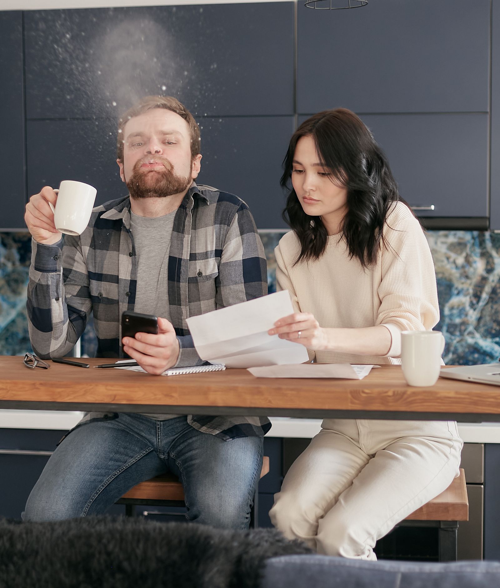 住宅ローンの請求書を確認する夫婦