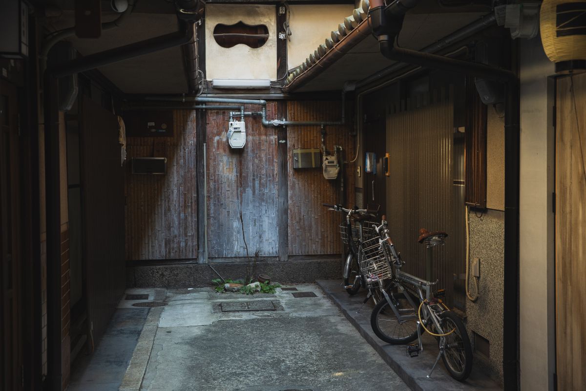 大阪市に多い長屋が並ぶ狭い路地。重機が入らないため解体は手壊しになり費用が上がる