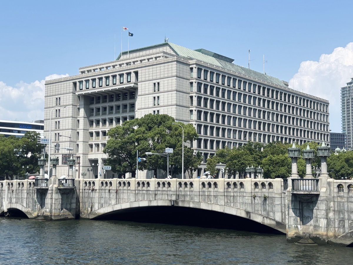 大阪市役所本庁舎の外観　空き家について市から助言・指導・勧告などの文書が送られてくる行政窓口のイメージ