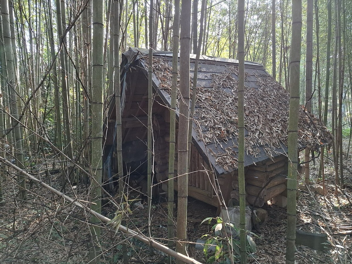 人が住まなくなり雨戸を閉めたままの木造の実家　親の死後に相続した空き家