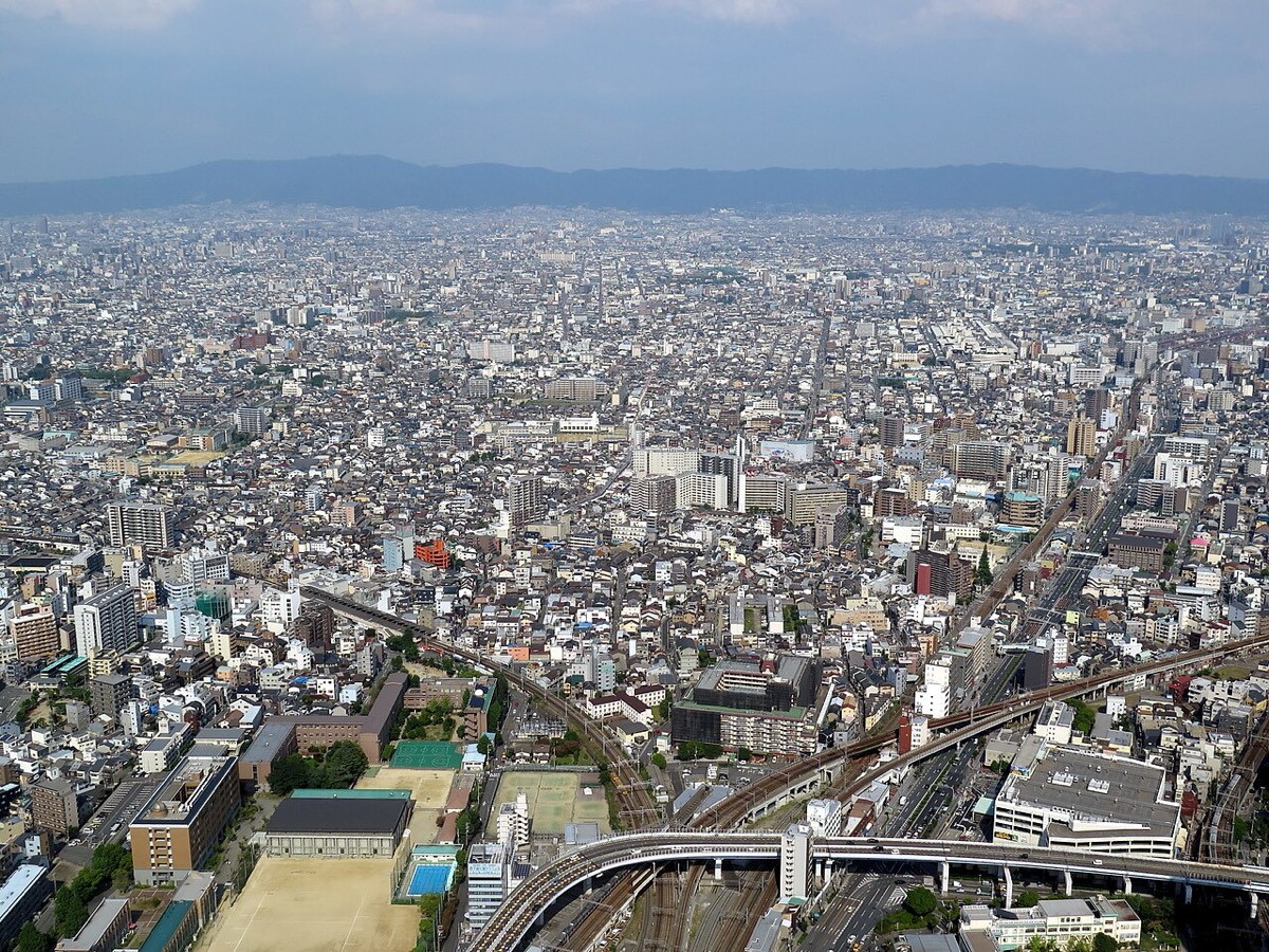 大阪市生野区の住宅が密集した街並み　相続した実家が建つ市街地のイメージ