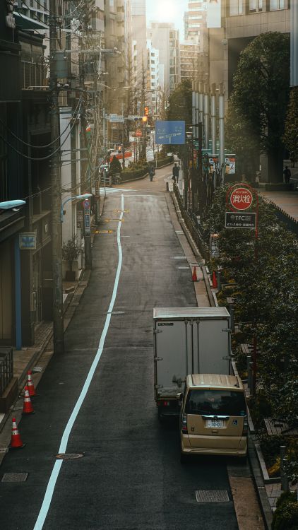 東京の住宅地にある細い私道。建物が両側に並び、接道問題が起きやすい路地のイメージ