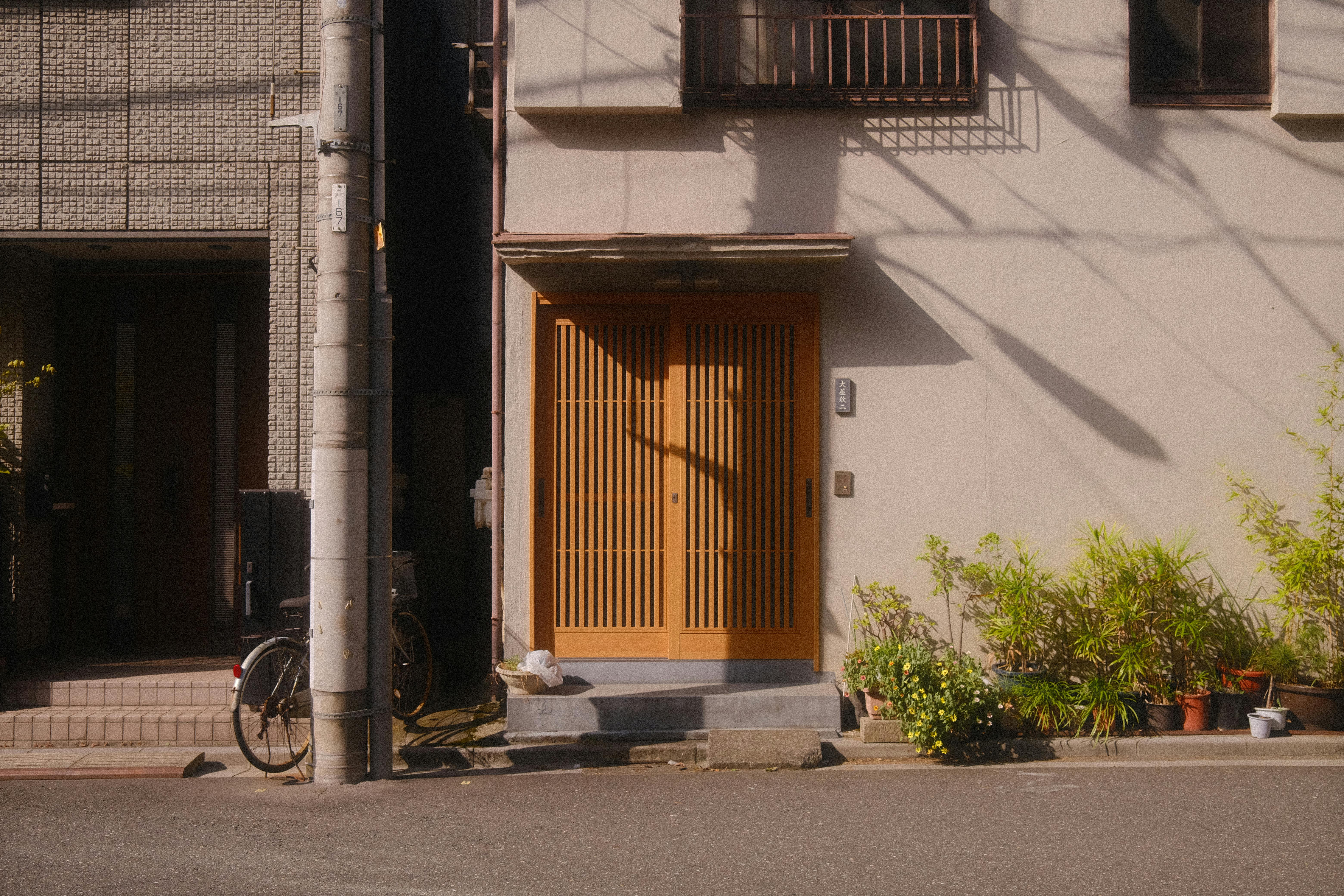 東京の昔ながらの連棟式建物（長屋）の入口付近の外観