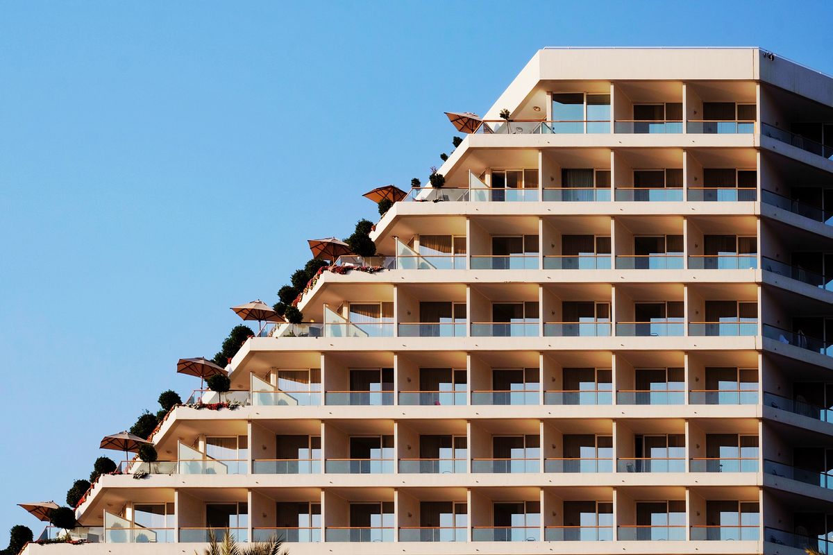 バルコニーが並ぶリゾートマンションの外観。1円でも売れないと言われる買取不可物件の実態