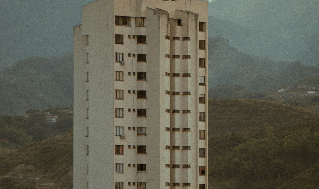 山間部に立つ高層マンションの外観　リゾートマンション相続のイメージ