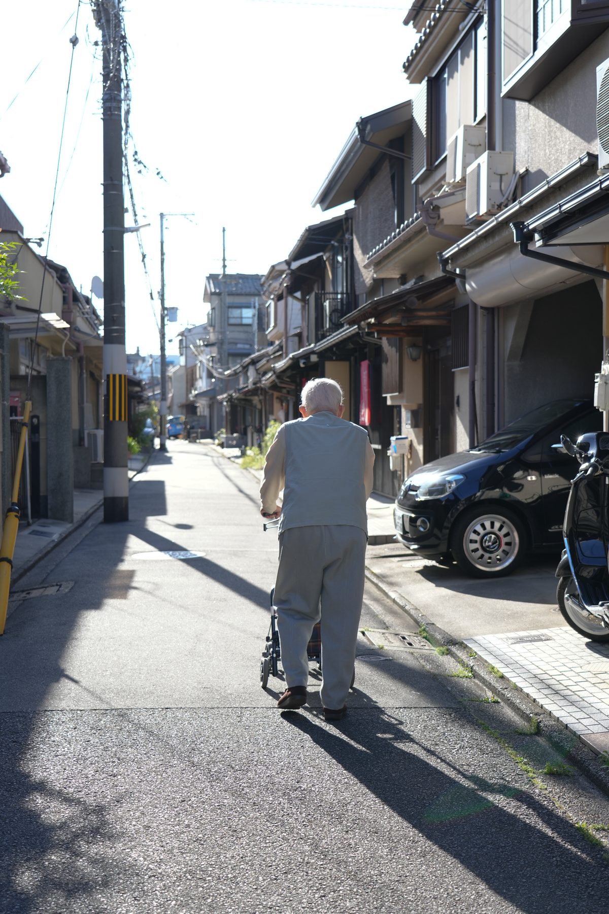 日本の住宅街の外観　老人ホーム入居後に空き家になった実家のイメージ