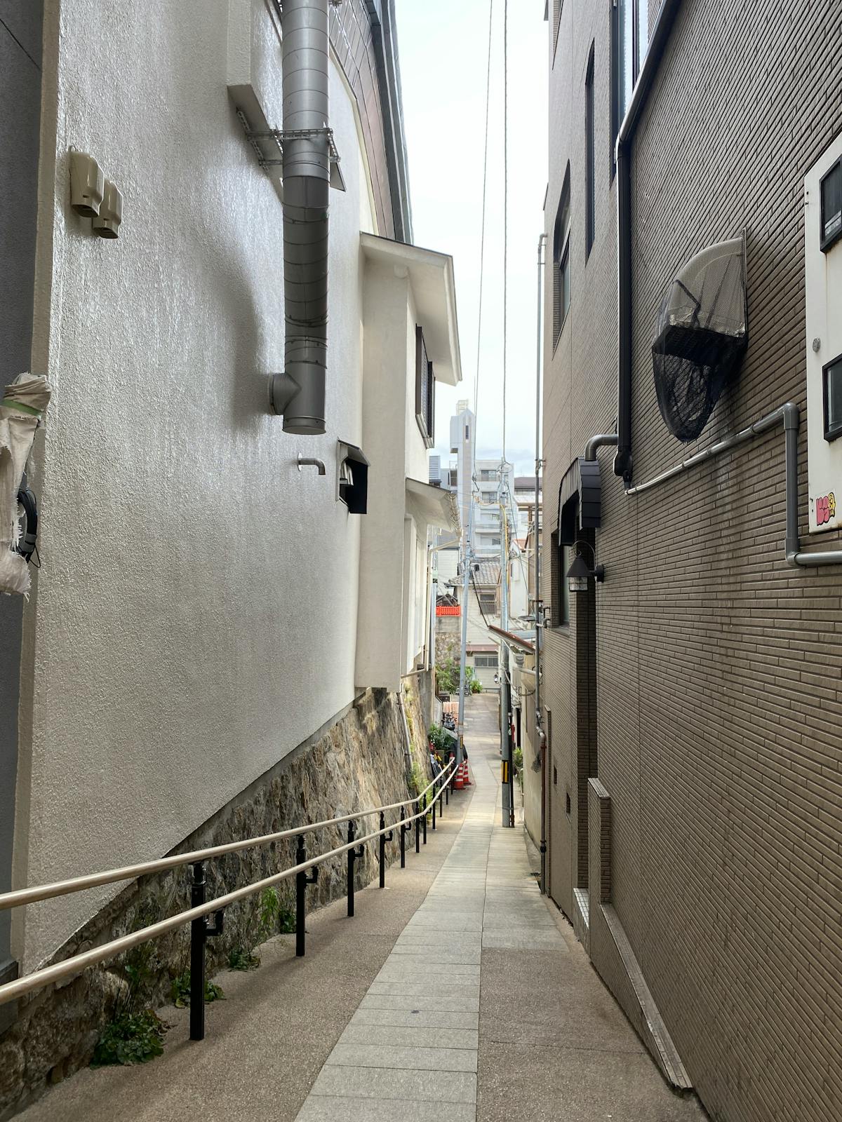 再建築不可物件の典型例 — 建物と建物の間の幅が狭い路地。接道義務を満たさず再建築不可となるケースのイメージ