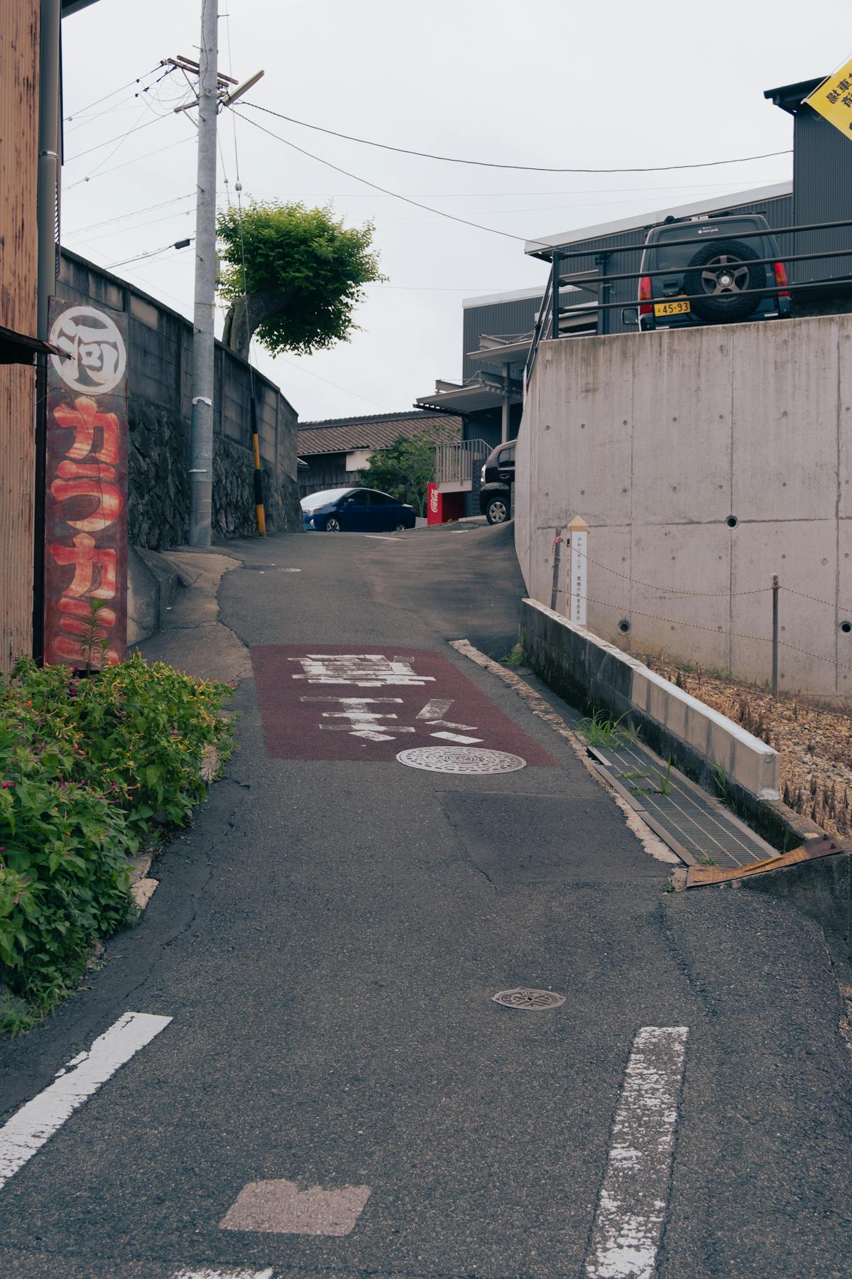大阪市内の狭い路地 — 接道義務を満たさず再建築不可となる物件が密集する住宅地のイメージ
