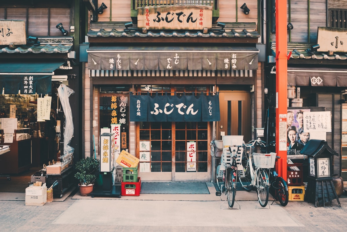 堺市の伝統的な商店街の風景。古くからの店舗が並ぶ通り