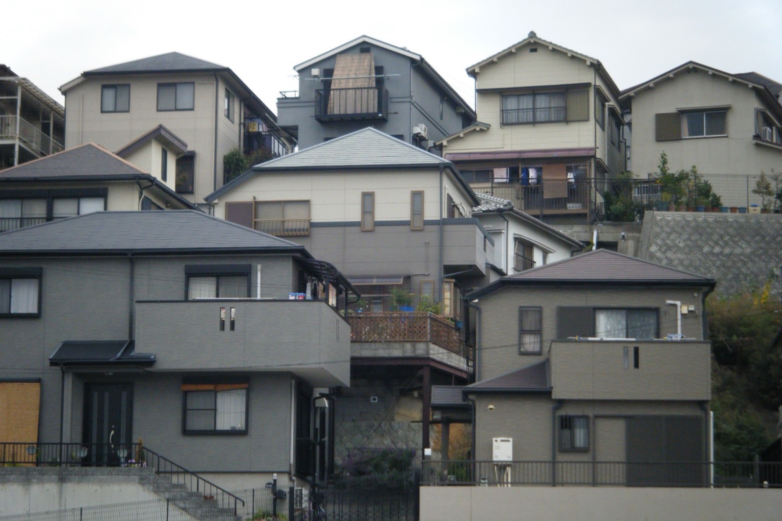 日本の住宅街に建ち並ぶ一戸建て。自宅を生前に売るか相続後に売るかで手取りが変わる