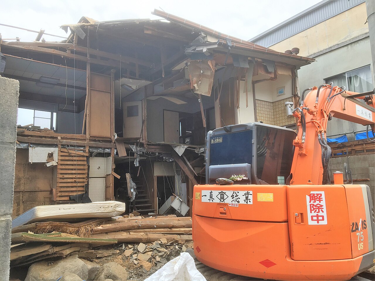 木造家屋の解体工事の様子。更地にして返還する場合は解体費を借地権者が負担することが多い