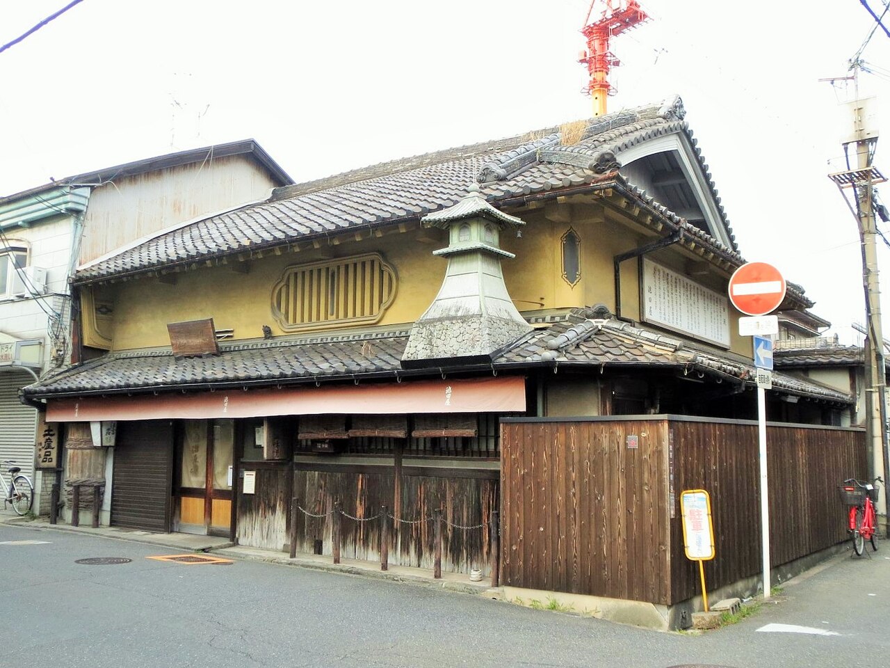 大阪市内の古い木造家屋。借地上に建つ築古の建物を地主へ返還する場面のイメージ
