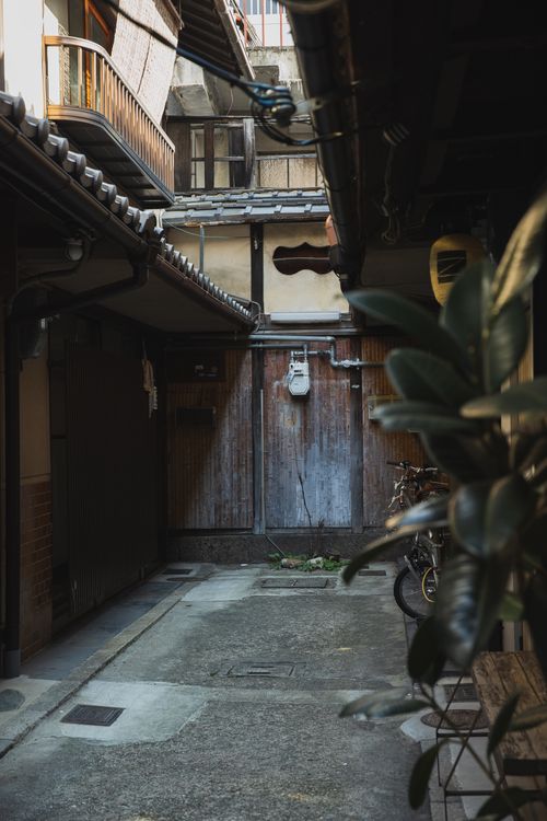 日本の住宅密集地に見られる私道（狭い路地）のイメージ