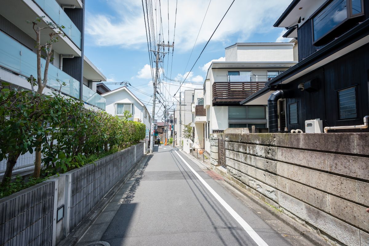 相続した実家が建つ日本の住宅街。取得費加算の特例の期限内に売却できるかを判断する対象となる一戸建て