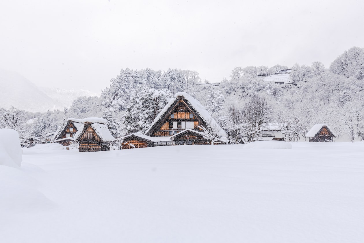 雪山の麓に立つスキーリゾートマンションの外観　スキー場マンション相続放棄の判断イメージ